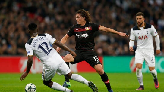 Julian Baumgartlinger, en acci&oacute;n ante el Tottenham