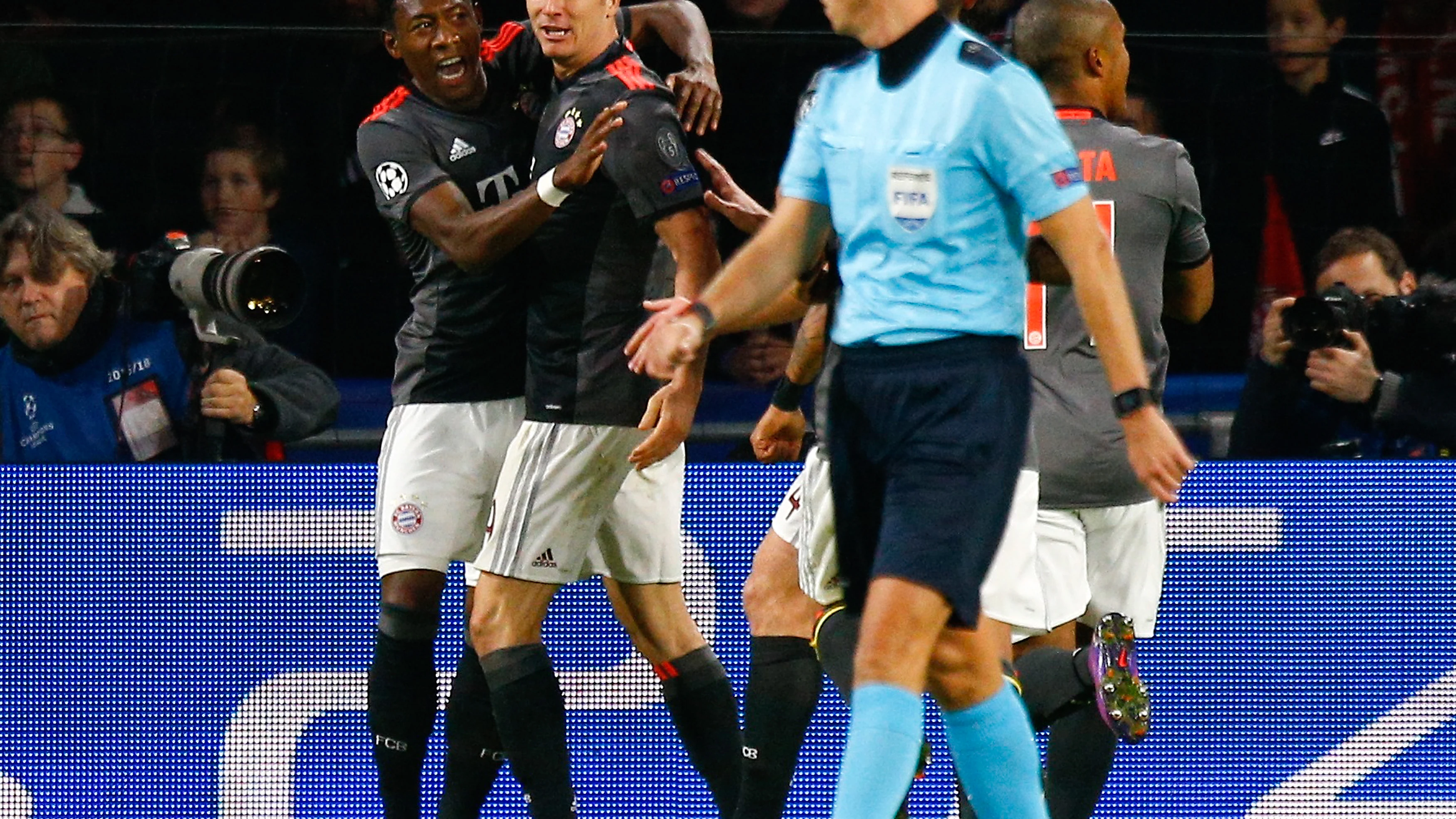 Lewandowski celebra uno de sus dos goles al PSV