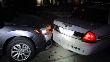 Impacto del vehículo de una joven contra el coche de Policía