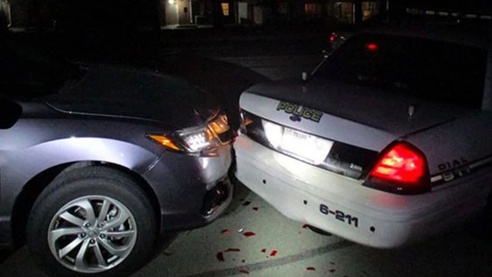 Impacto del vehículo de una joven contra el coche de Policía