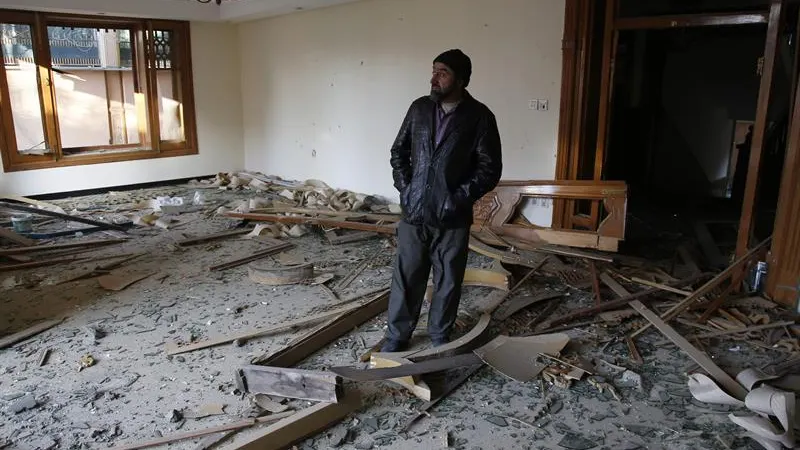Supervisan los destrozos en la embajada de España en Afganistán Supervisan los destrozos en la embajada de España en Afganistán