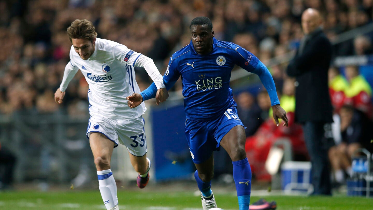 Falk Jensen disputa un bal&oacute;n con Jeffrey Schlupp