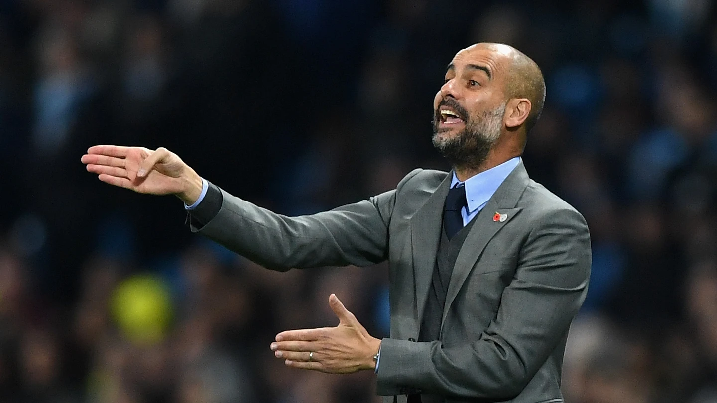 Guardiola da instrucciones a sus jugadores en la banda Guardiola da instrucciones a sus jugadores en la banda