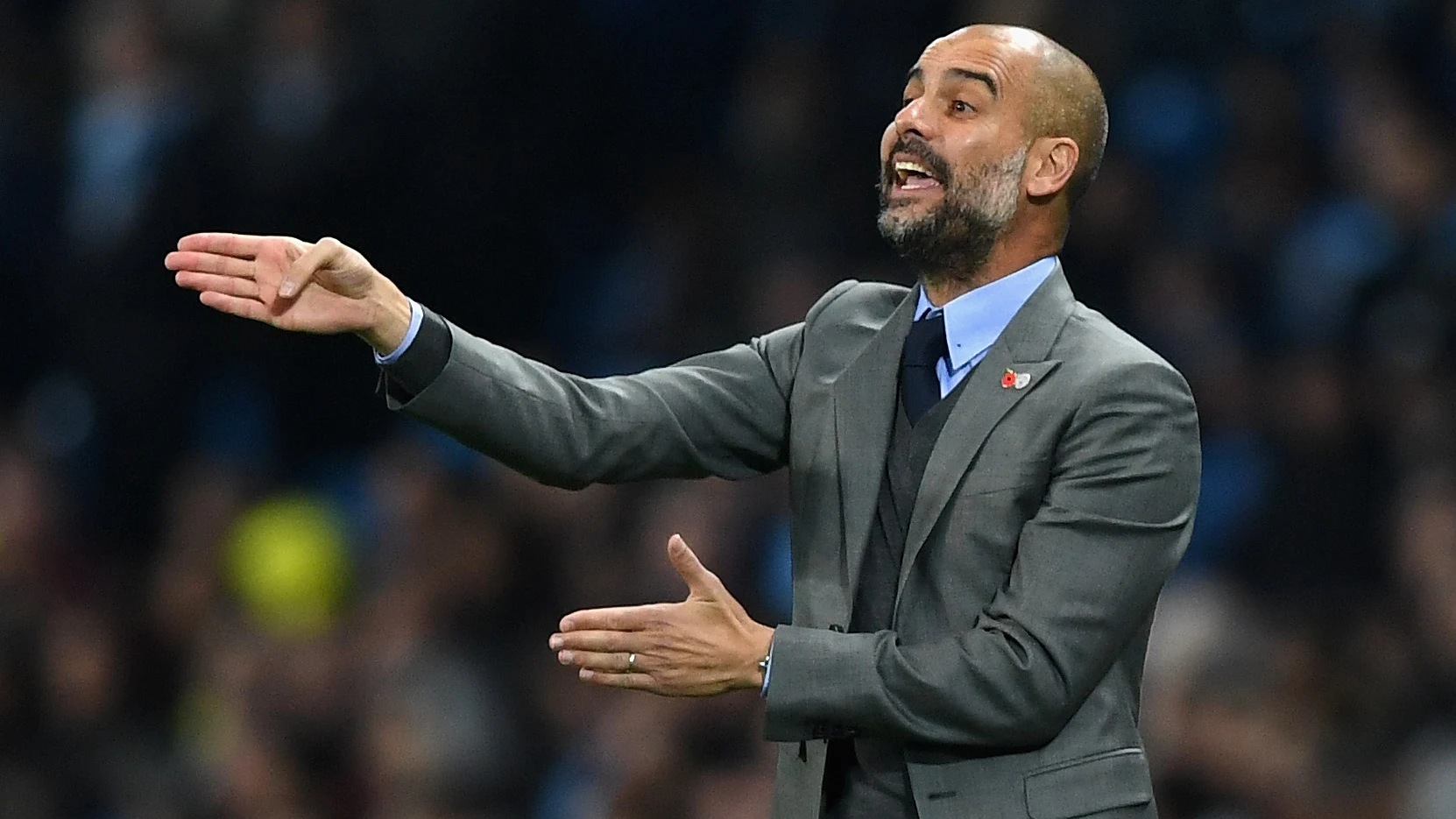 Guardiola da instrucciones a sus jugadores en la banda