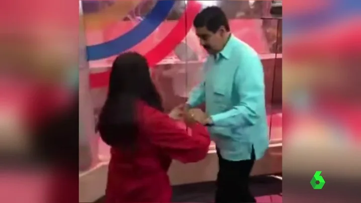 Nicolás Maduro bailando en el estreno de su programa de radio