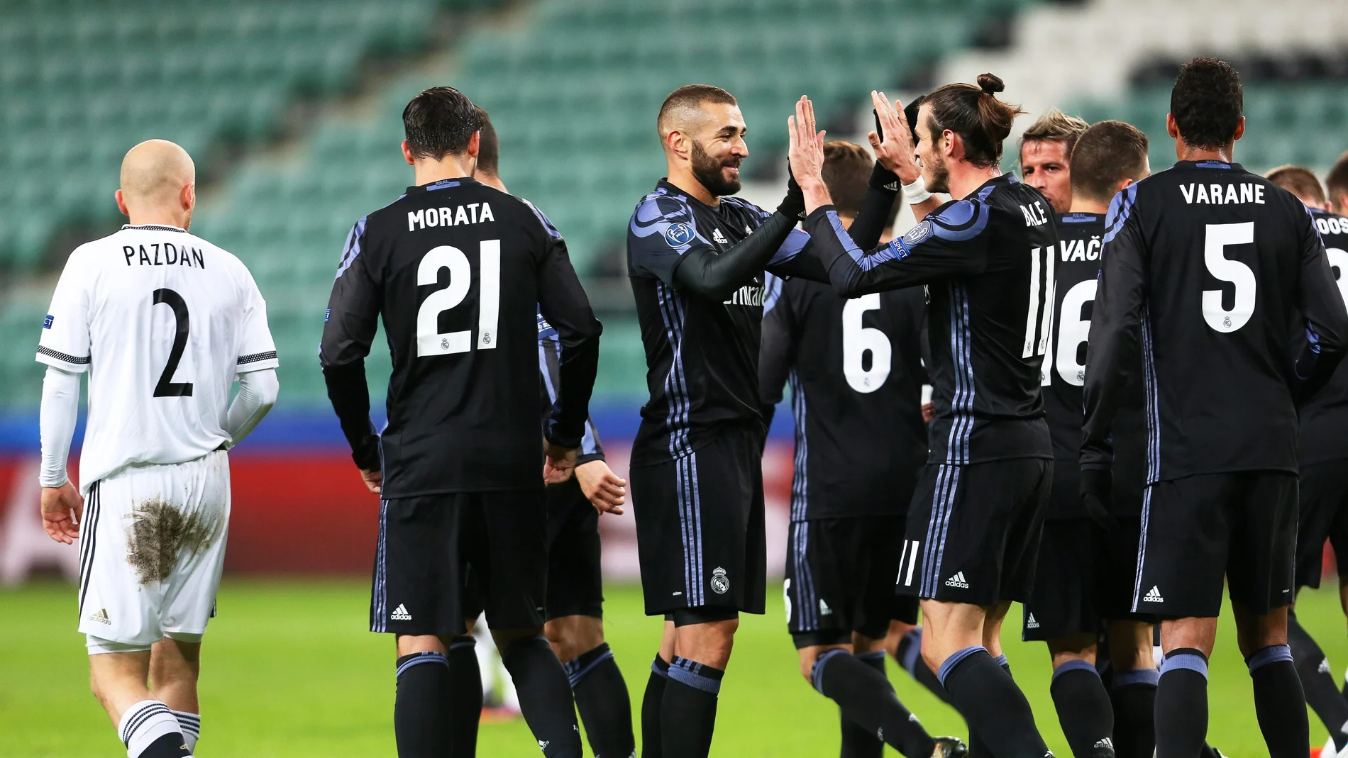 Gareth Bale celebra con Benzema el segundo gol ante el Legia