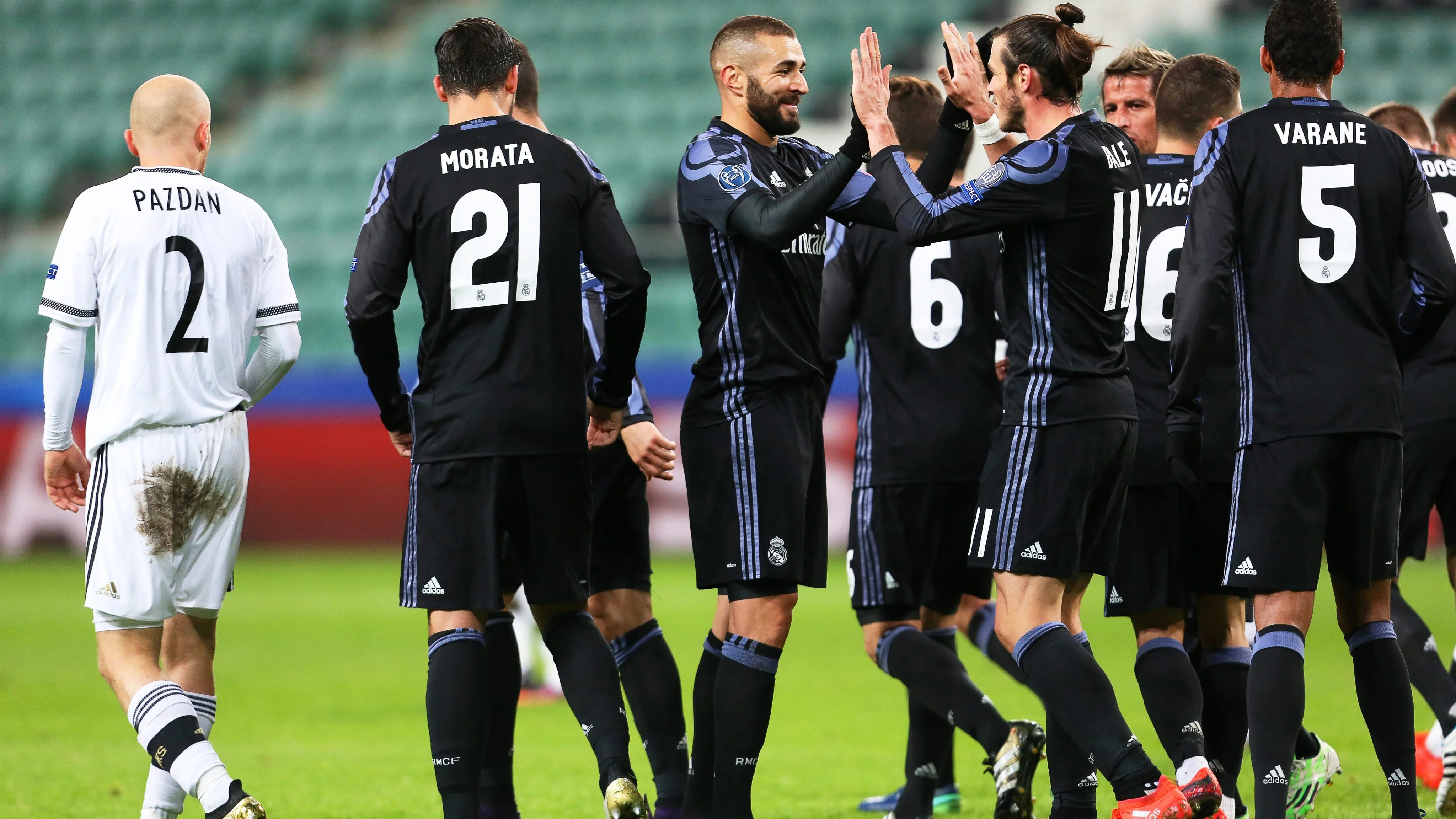 Gareth Bale celebra con Benzema el segundo gol ante el Legia