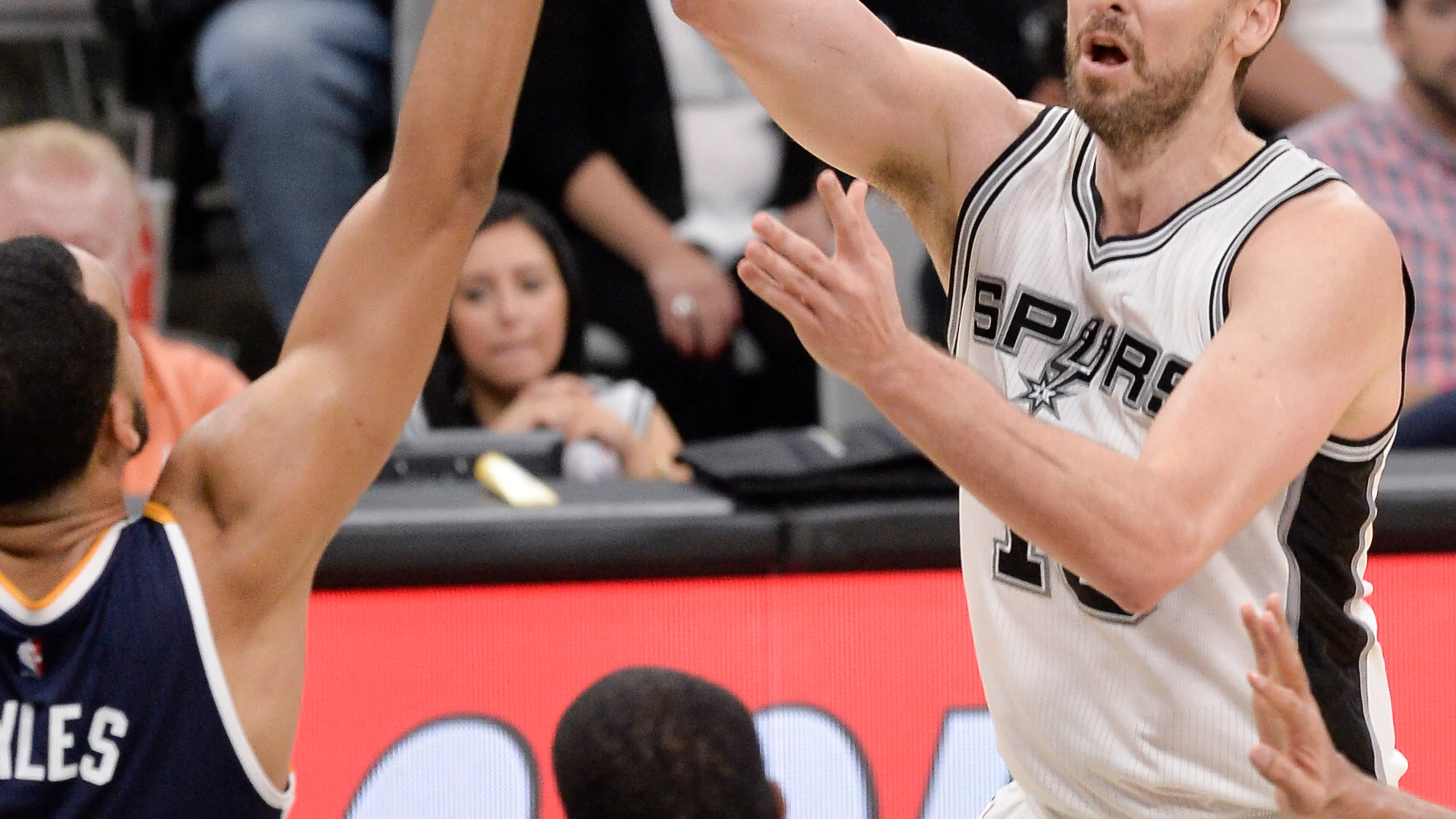 Pau Gasol pasa el balón en un partido con los Spurs