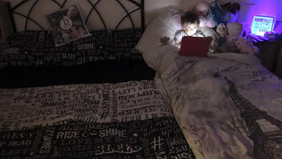 Jessica en la cama junto a la de sus padres