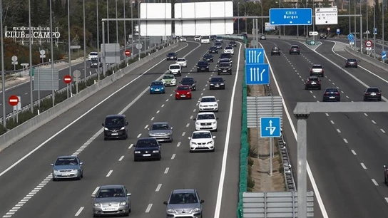 Coches circulando por una carretera de Madrid Coches circulando por una carretera de Madrid