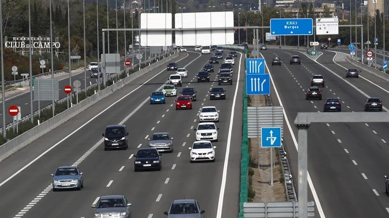 Coches circulando por una carretera de Madrid