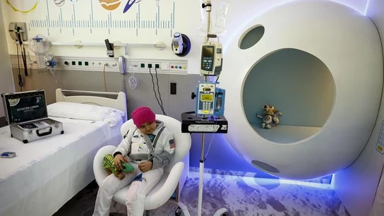 Una habitación de aislamiento que recrea una estación lunar en el Hospital Gregorio Marañón Una habitación de aislamiento que recrea una estación lunar en el Hospital Gregorio Marañón