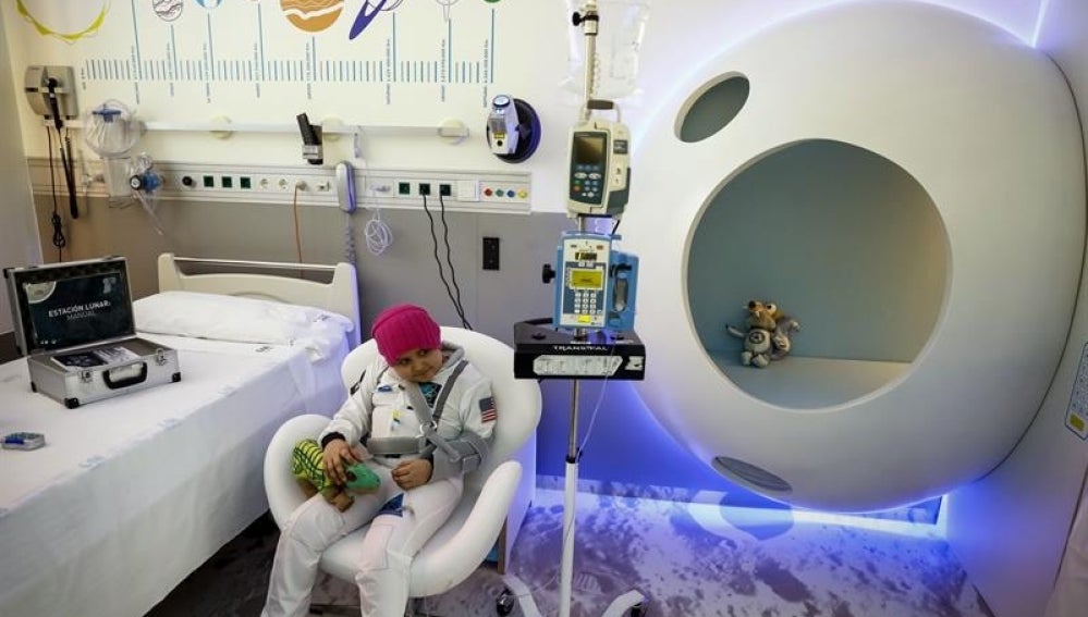 Una habitación de aislamiento que recrea una estación lunar en el Hospital Gregorio Marañón