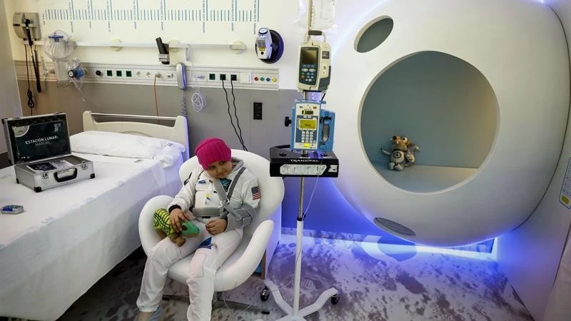 Una habitación de aislamiento que recrea una estación lunar en el Hospital Gregorio Marañón