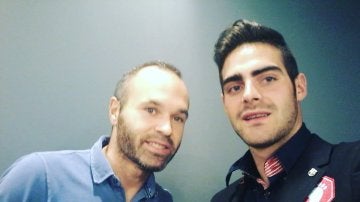 Jesús Tomillero junto a Andrés Iniesta 