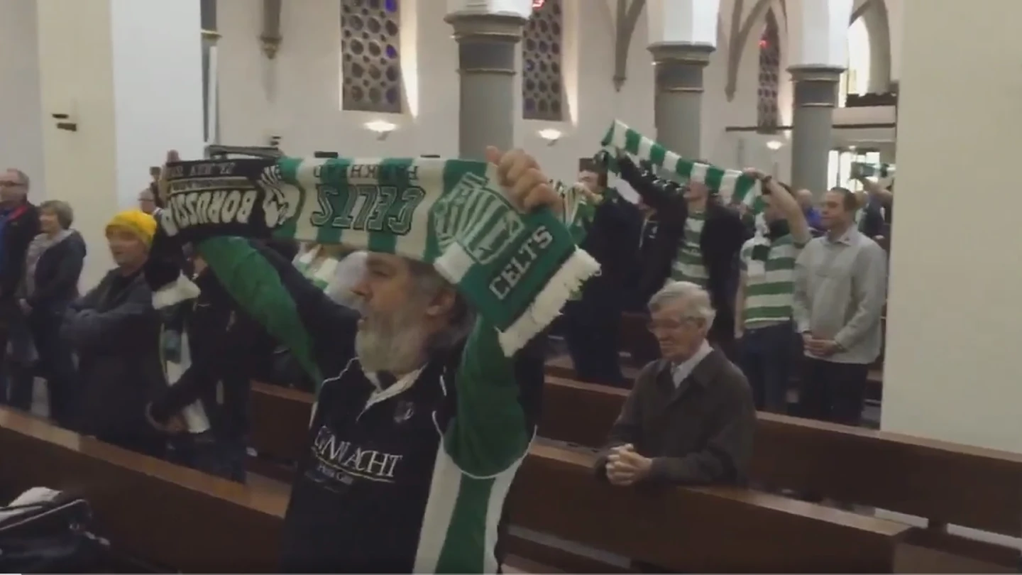 La afición del Gladbach y del Céltic se hermana en una iglesia La afición del Gladbach y del Céltic se hermana en una iglesia