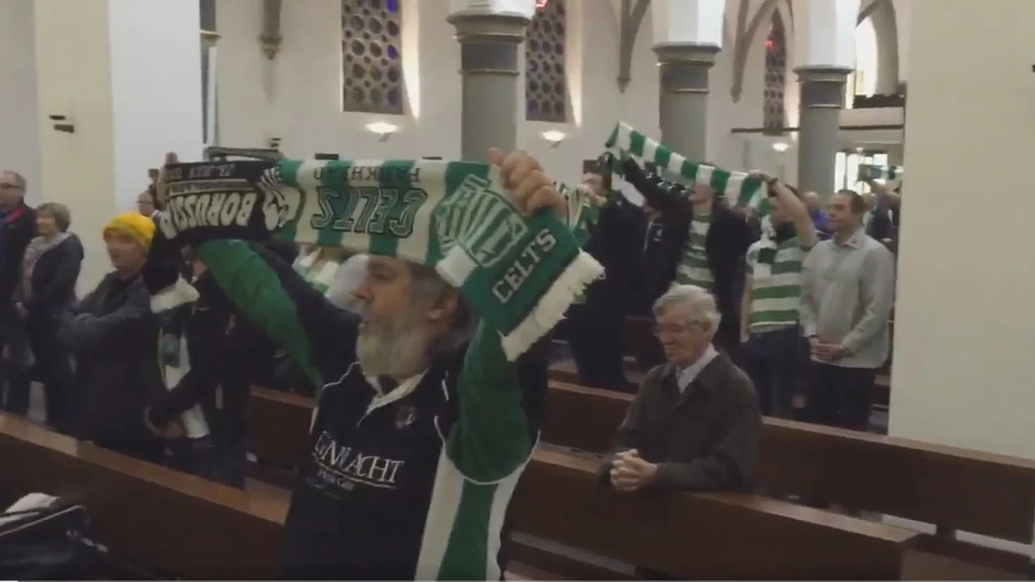 La afici&oacute;n del Gladbach y del C&eacute;ltic se hermana en una iglesia