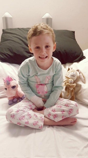 Jessica sobre su cama