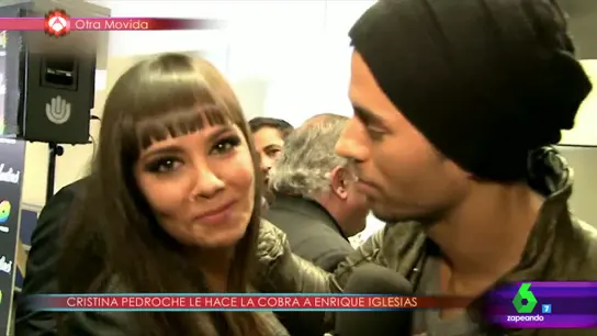 Cristina Pedroche le hace la 'cobra' a Enrique Iglesias Cristina Pedroche le hace la 'cobra' a Enrique Iglesias