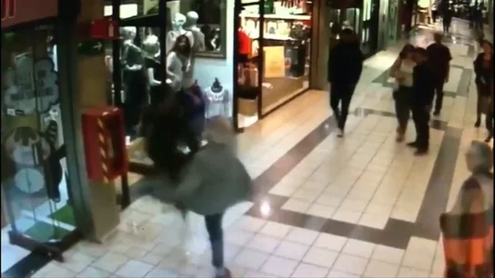 Un anciano derriba a un ladrón cuando huía con su botín Un anciano derriba a un ladrón cuando huía con su botín