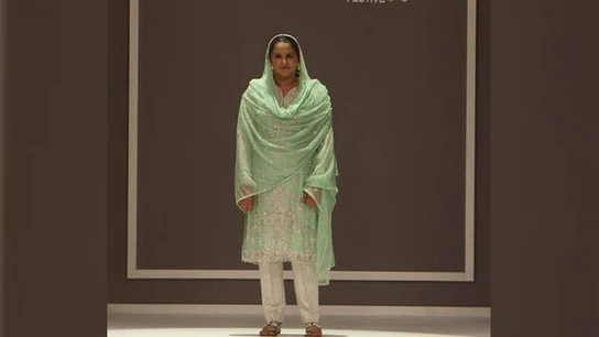 Mukhtar Mai durante su desfile Mukhtar Mai durante su desfile