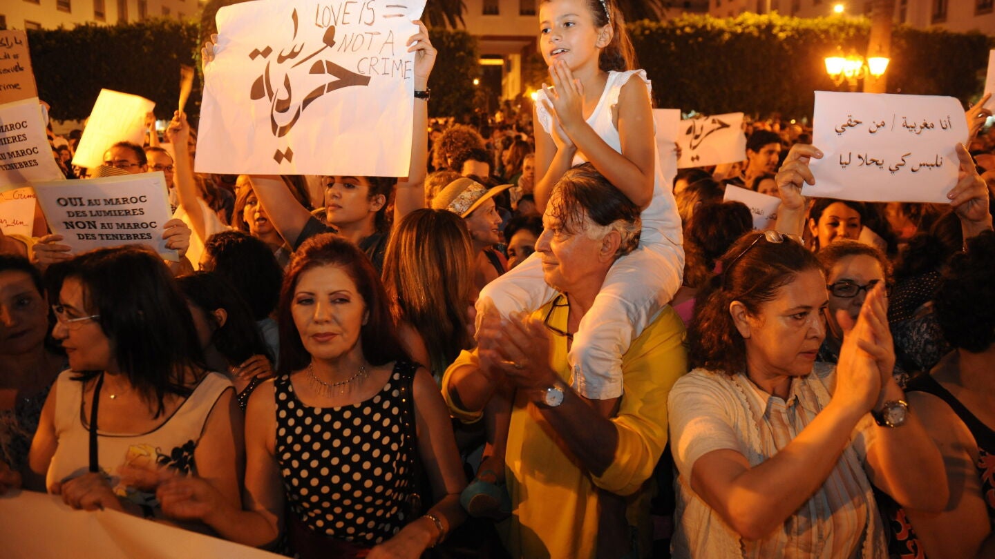 Ciudadanos marroqu&iacute;es en una protesta celebrada en Rabat (Marruecos) en julio de 2015 contra el arresto de dos mujeres acusadas de de "indecencia"