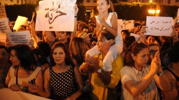 Ciudadanos marroquíes en una protesta celebrada en Rabat (Marruecos) en julio de 2015 contra el arresto de dos mujeres acusadas de de "indecencia"