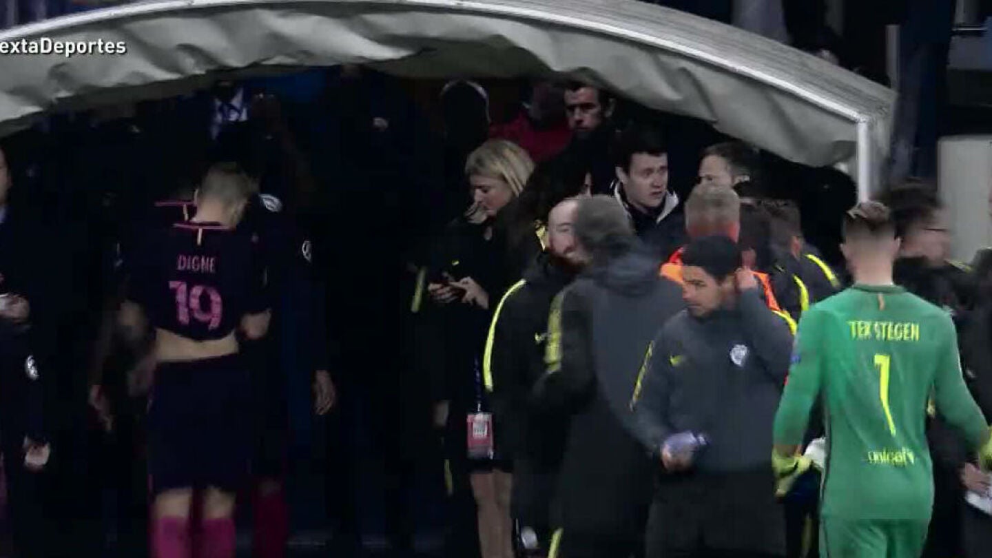 Messi, a la entrada del t&uacute;nel de vestuarios en el Etihad