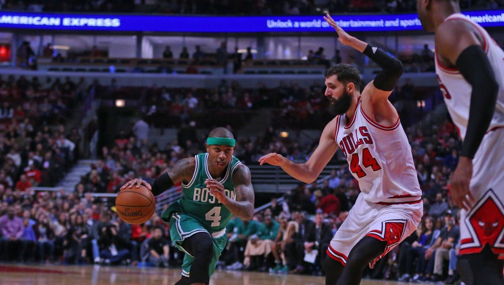 Nikola Mirotic defendiendo a Isaiah Thomas