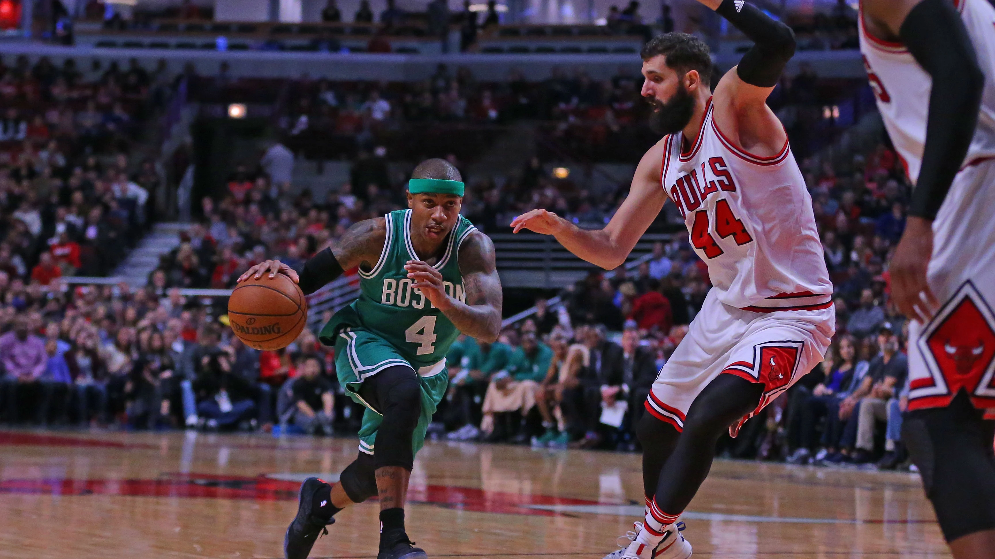 Nikola Mirotic defendiendo a Isaiah Thomas