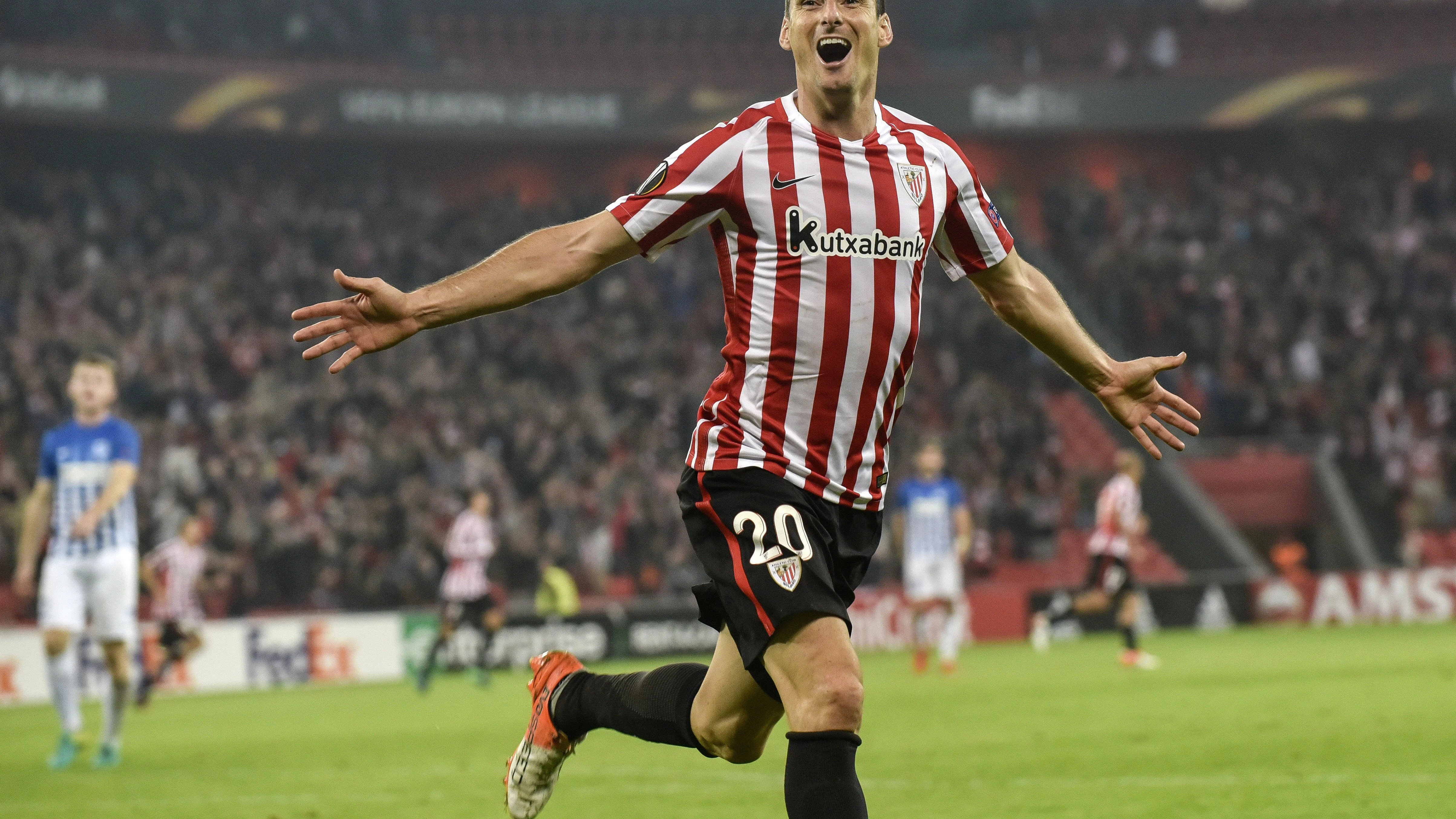 Aduriz celebra uno de sus cinco goles ante el Genk