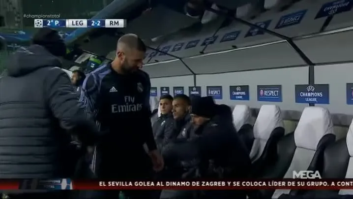 Benzema, molesto en el banquillo