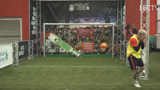 Alberto Moreno intenta batir al portero-robot