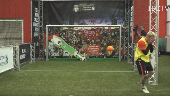 Alberto Moreno intenta batir al portero-robot Alberto Moreno intenta batir al portero-robot