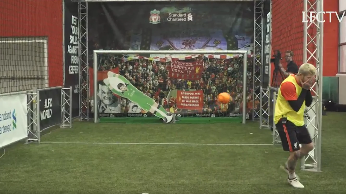 Alberto Moreno intenta batir al portero-robot Alberto Moreno intenta batir al portero-robot