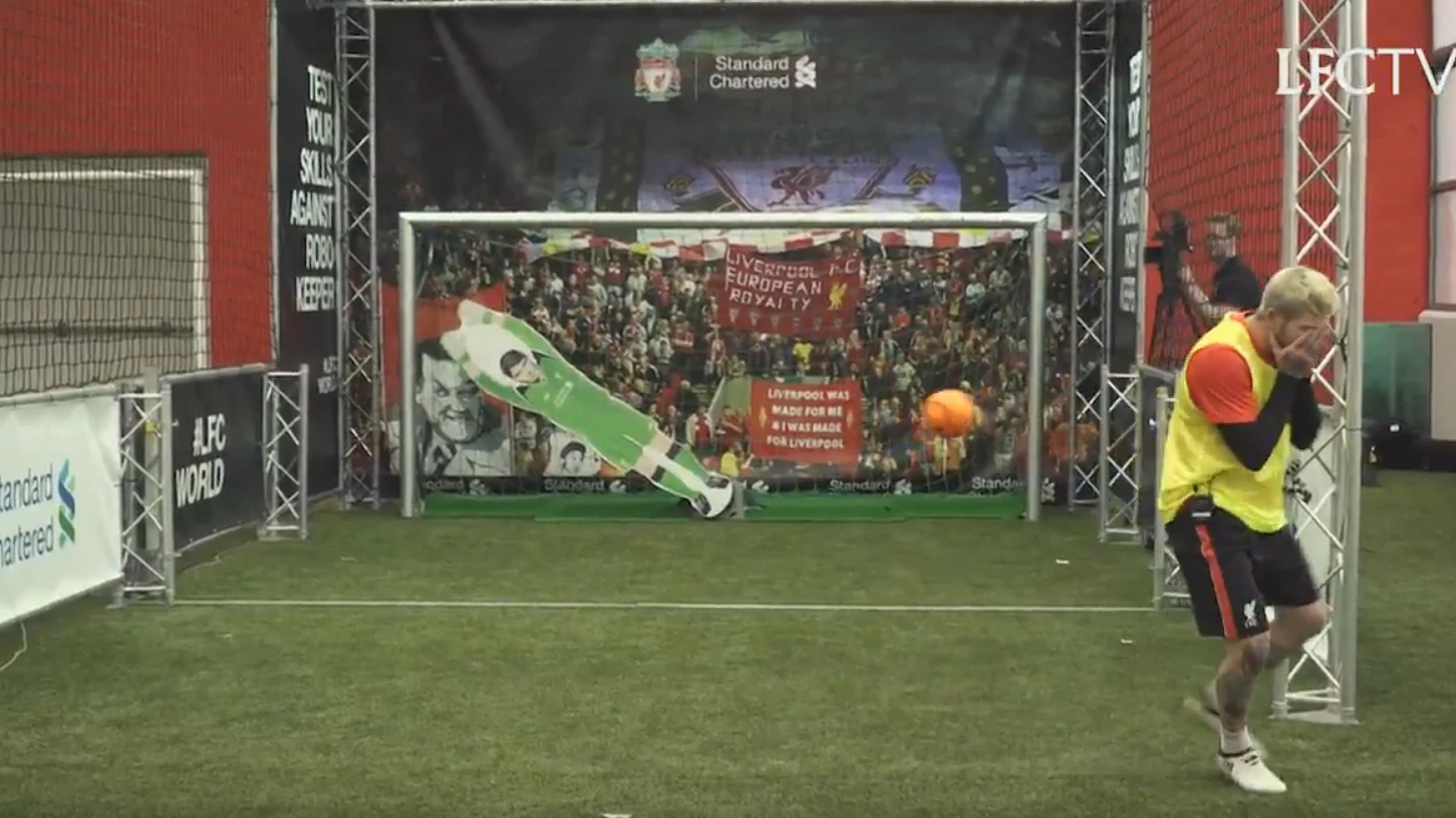 Alberto Moreno intenta batir al portero-robot
