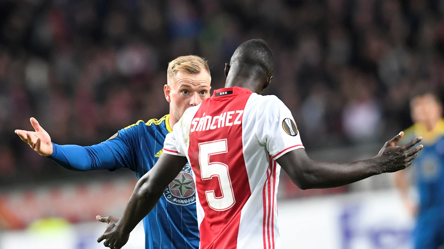 Sánchez se encara con Guidetti en el Ajax-Celta Sánchez se encara con Guidetti en el Ajax-Celta