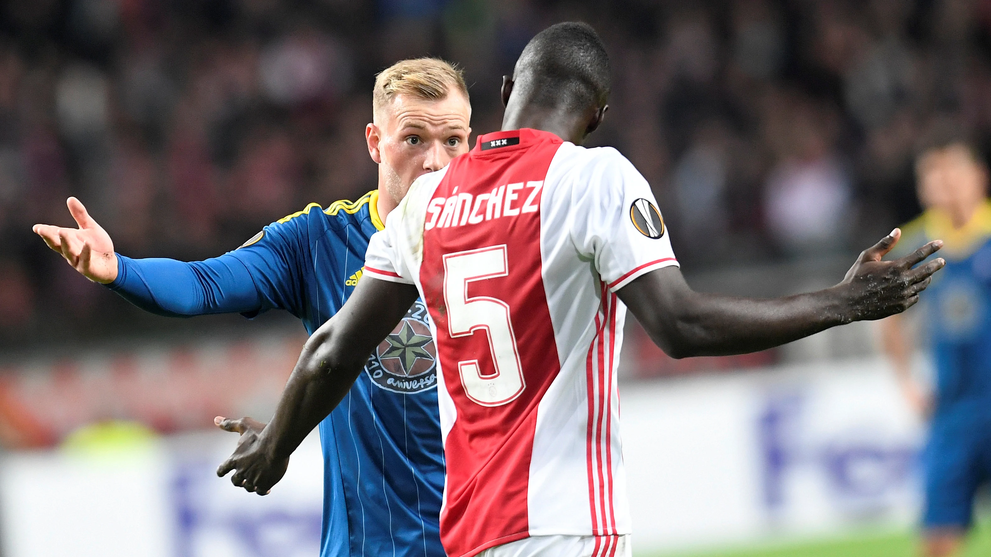 Sánchez se encara con Guidetti en el Ajax-Celta Sánchez se encara con Guidetti en el Ajax-Celta
