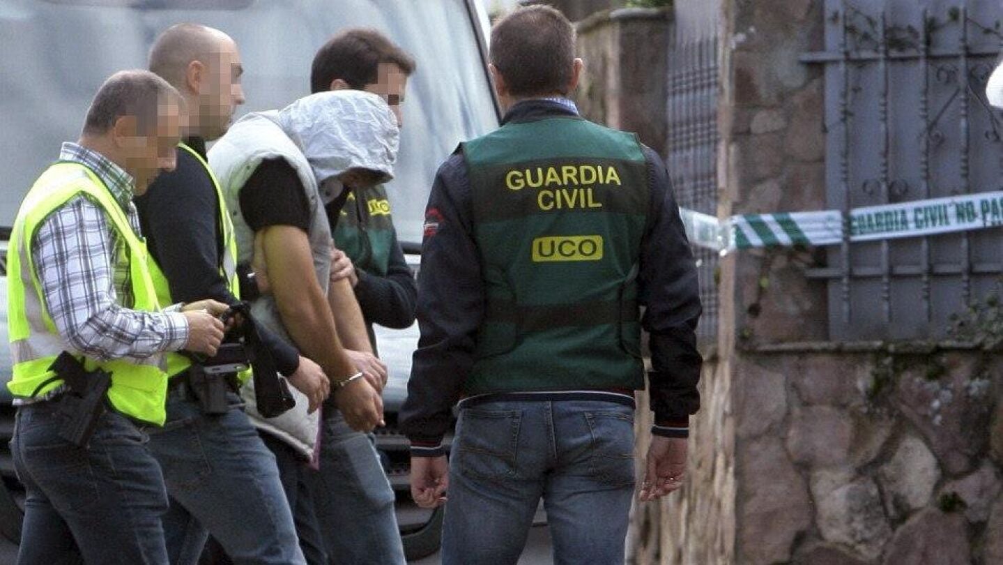 Patrick Nogueira acompa&ntilde;ado por varios agentes de la Guardia Civil