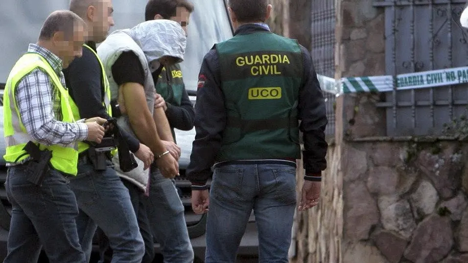 Patrick Nogueira acompañado por varios agentes de la Guardia Civil