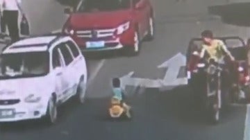 Niño conduciendo con su coche de juguete en China