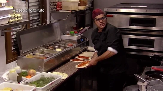 Andrea tira una pizza en Il Tartufo Alberto Chicote en 'Il Tartufo' en Pesadilla en la cocina