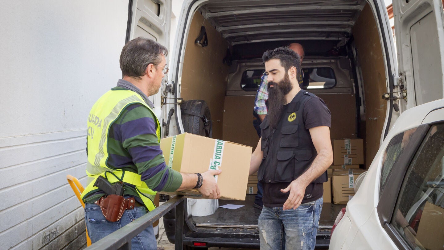 La Guardia Civil se lleva una veintena de cajas "repletas de documentos" de la sede regional de UPA-UCE de Extremadura