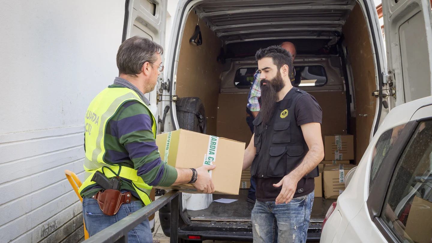 La Guardia Civil se lleva una veintena de cajas "repletas de documentos de "la sede regional de UPA-UCE de Extremadura La Guardia Civil se lleva una veintena de cajas "repletas de documentos" de la sede regional de UPA-UCE de Extremadura