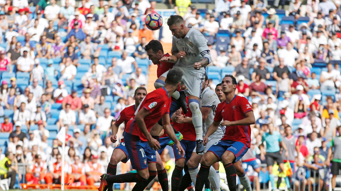 Defensas del Osasuna luchan por un balón aéreo con Sergio Ramos Defensas del Osasuna luchan por un balón aéreo con Sergio Ramos