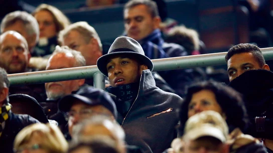 Aubameyang presenciando el partido de su equipo en la grada Aubameyang presenciando el partido de su equipo en la grada