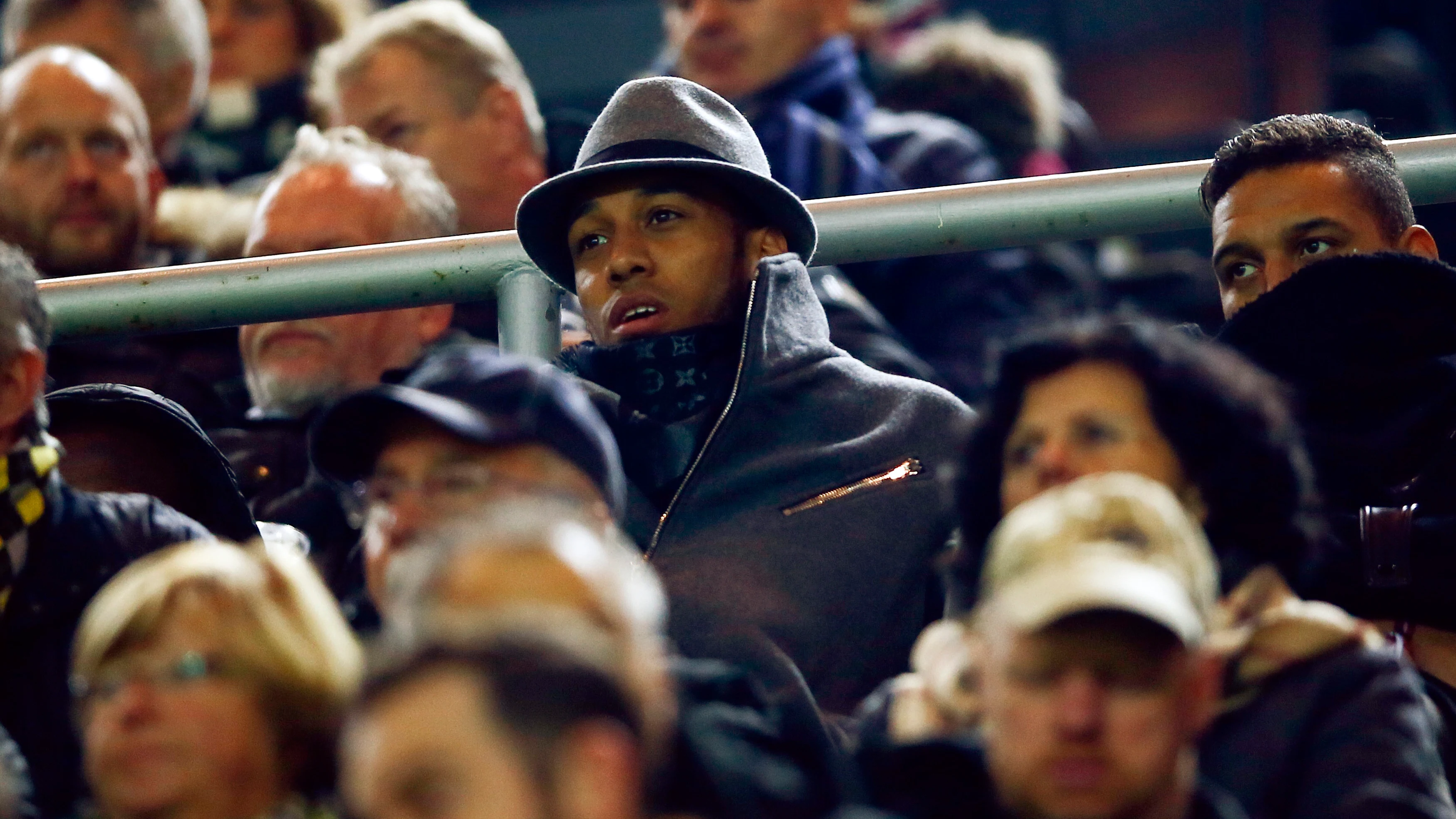 Aubameyang presenciando el partido de su equipo en la grada