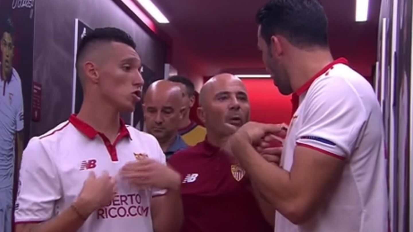 Jorge Sampaoli en el t&uacute;nel de vestuario con sus jugadores