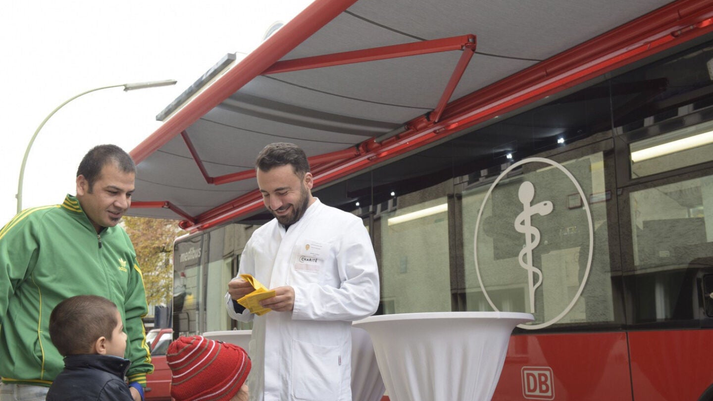 Fotograf&iacute;a facilitada por la cl&iacute;nica universitaria Charit&eacute; de Berl&iacute;n del m&eacute;dico de la Charit&eacute; Ibrahim Al Shaar durante la vacunaci&oacute;n de algunos pacientes