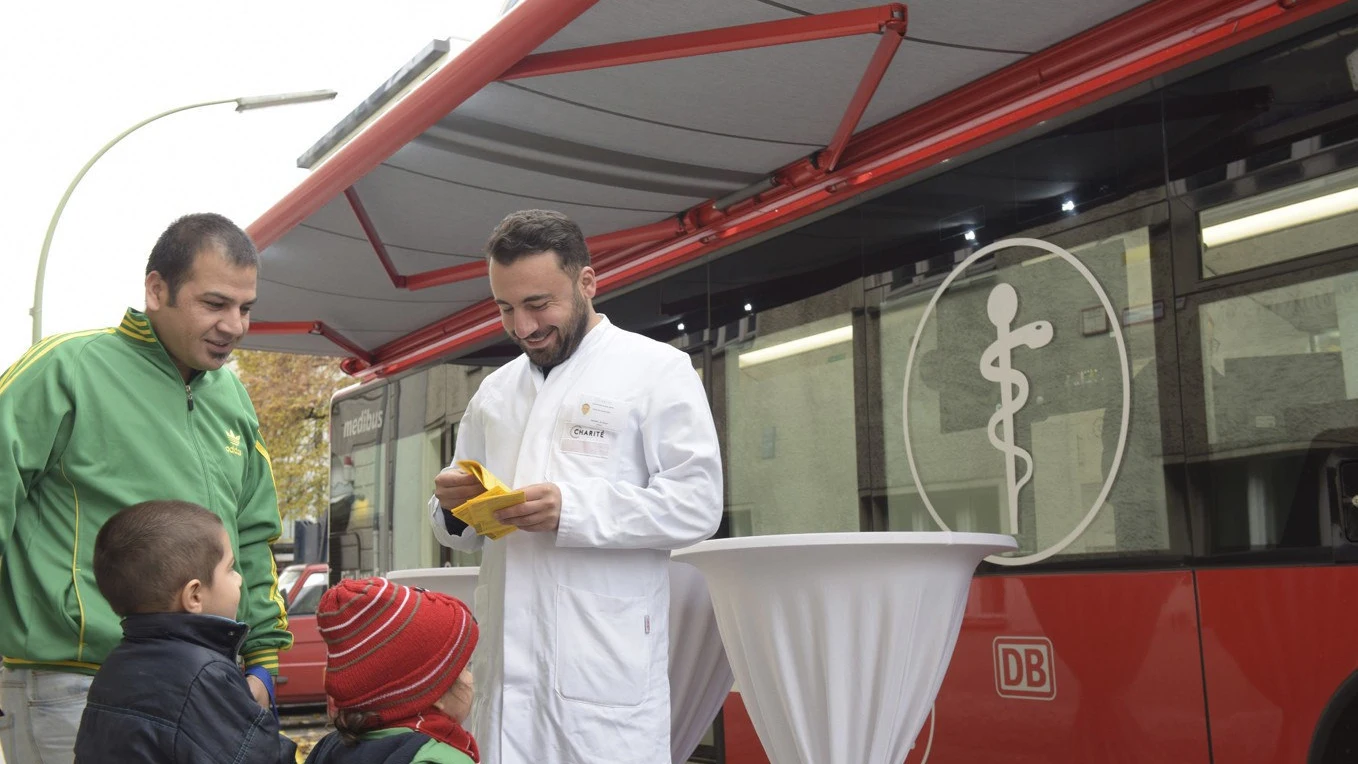 Fotografía facilitada por la clínica universitaria Charité de Berlín del médico de la Charité Ibrahim Al Shaar durante la vacunación de algunos pacientes